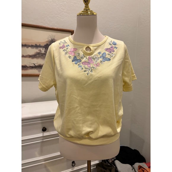 Unknown Tops - Vintage Butterfly Embroidered Top Pastel Yellow Keyhole Neck Short Sleeve Shirt